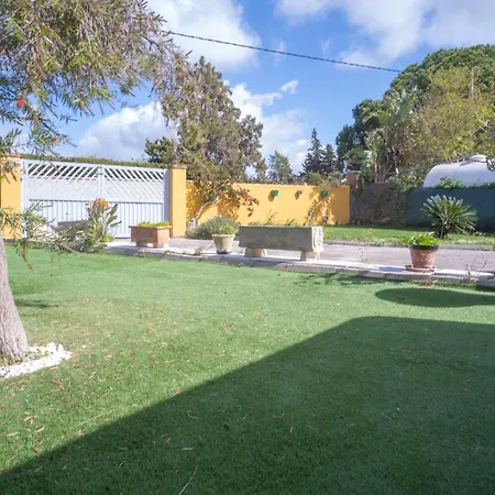 Con Jardin, Barbacoa Y Piscina Privada